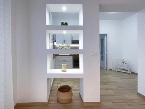 una stanza con pareti bianche e un cesto sul pavimento di Villa Dino a Foce Varano