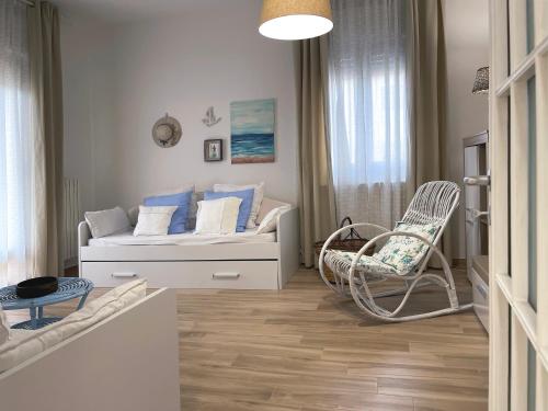 - un salon avec un canapé et une chaise dans l'établissement Villa Dino, à Foce Varano