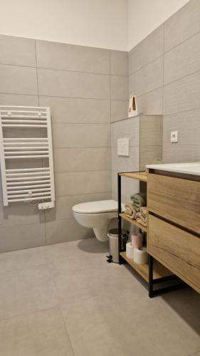 uma casa de banho com um WC e um lavatório em Le Malakoff em Sérignan