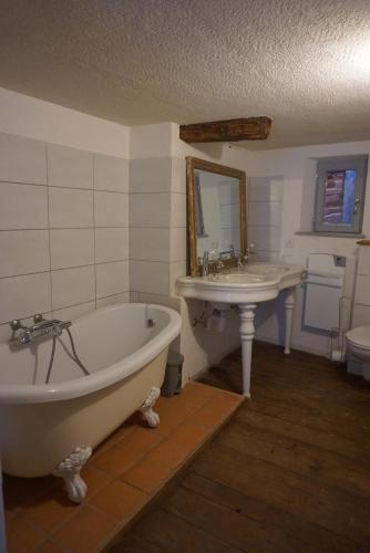 y baño con bañera y lavamanos. en Coeur de village - maison de village - au centre - proche vignoble en Scherwiller