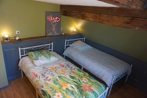 a small bedroom with a bed and a bench at Coeur de village - maison de village - au centre - proche vignoble in Scherwiller