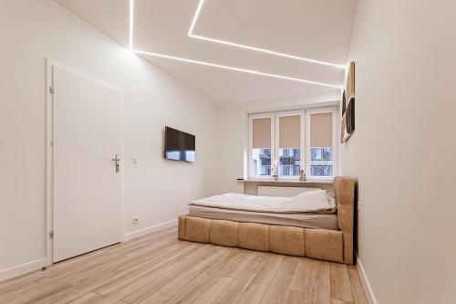 Schlafzimmer mit einem Bett und einem Fenster in der Unterkunft Novel NeW in Warschau