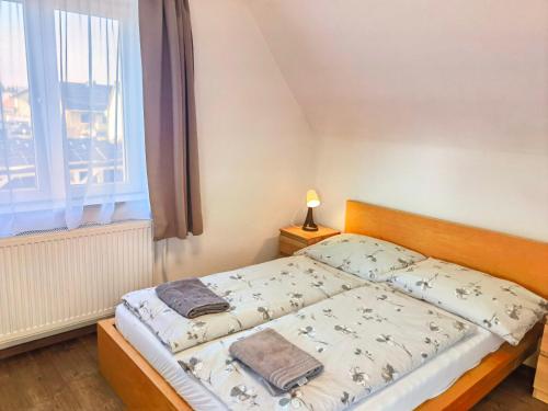 Dormitorio pequeño con cama y ventana en Haus in Murfeld Graz, en Graz
