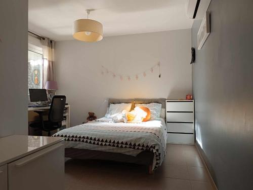 une petite chambre avec un lit et un bureau dans l'établissement St Cyprien Superbe villa 4 chambres et piscine, à Saint-Cyprien