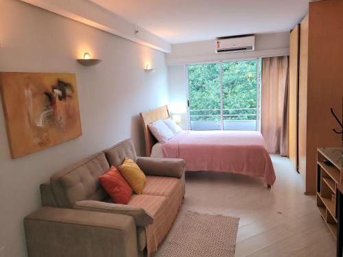 salon z łóżkiem i kanapą w obiekcie Super Conforto - Allianz Parque - Com Estacionamento - 401 w São Paulo
