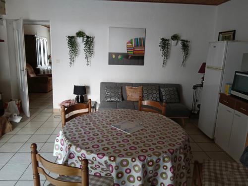 un salon avec une table et un canapé dans l'établissement Locabrem 1, à Brem-sur-Mer
