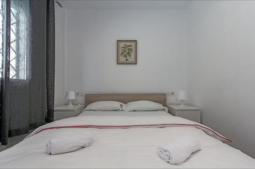 ein Schlafzimmer mit einem großen weißen Bett mit zwei Kissen in der Unterkunft Apartamento Seven Seas in Lloret de Mar