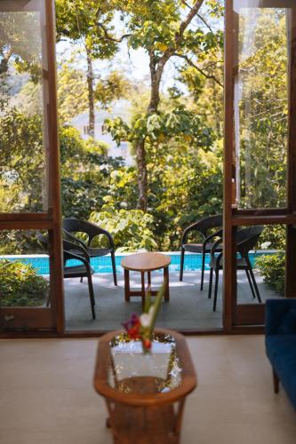 Bazén v ubytování Elixir Woods Luxury Resort And Spa, Munnar nebo v jeho okolí