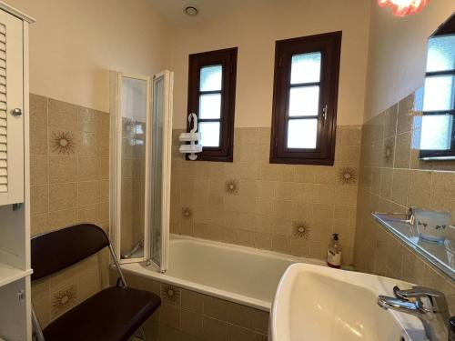 une salle de bain avec une baignoire et un lavabo dans l'établissement 356 - Maison vue mer pour 8 voyageurs, à Fréhel., à Fréhel