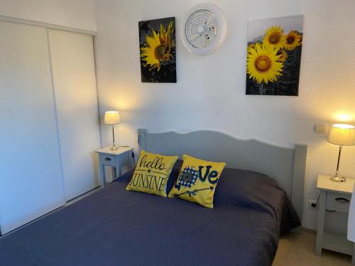 une chambre avec un lit avec trois tableaux au mur dans l'établissement Résidence Les Demeures du Ventoux, à Aubignan