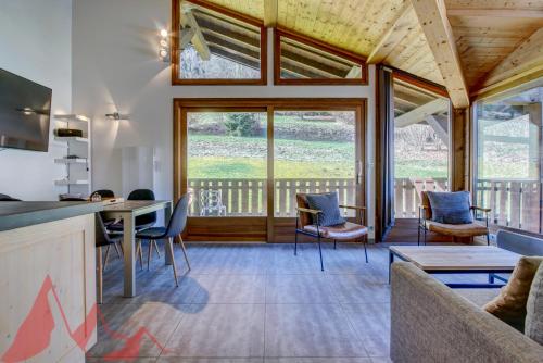 un salon avec une table et des chaises dans l'établissement Les Césaries A4, à Morzine