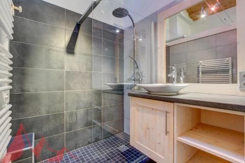 y baño con ducha y lavamanos. en Les Césaries A4, en Morzine