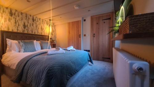 Katil atau katil-katil dalam bilik di Fox Corner, Ambleside, romantic retreat for two, dog friendly, hot tub