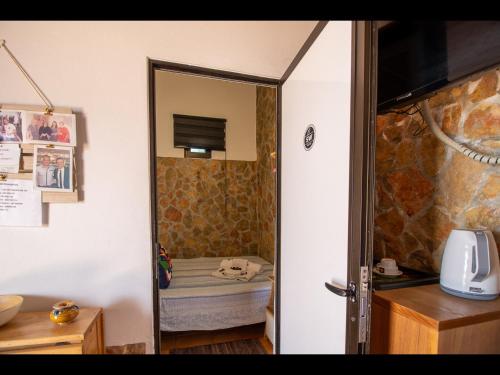 un bagno con doccia e un letto in una camera di 2 bedrooms house at Aljezur 100 m away from the beach with sea view furnished terrace and wifi ad Aljezur