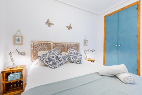 ピラール・デ・ラ・オラダダにあるFidalsa X Veremosの白いベッド(青と白の枕付)