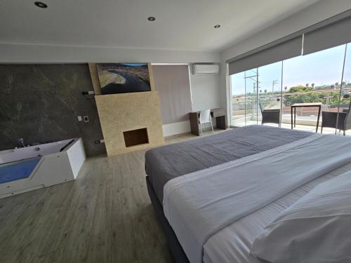 1 dormitorio con cama grande y ventana grande en Silver Inn Hotel en Cerro Azul