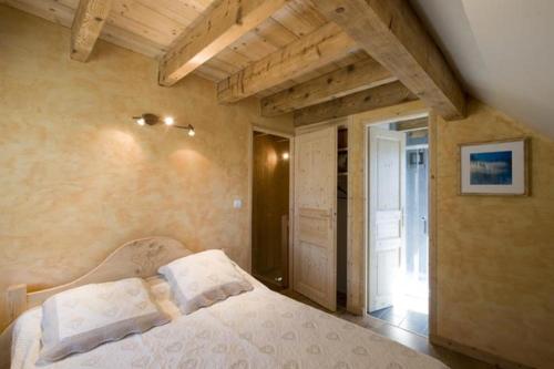 Ένα ή περισσότερα κρεβάτια σε δωμάτιο στο Gîte de charme du Saladin