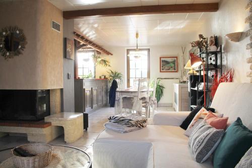 un salon avec un canapé blanc et une cheminée dans l'établissement Maison Villabella, à Butten