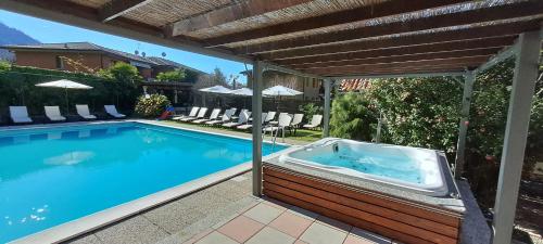 einen Pool mit Whirlpool im Hof in der Unterkunft Apartment Lake Maggiore - Gabella in Maccagno Inferiore