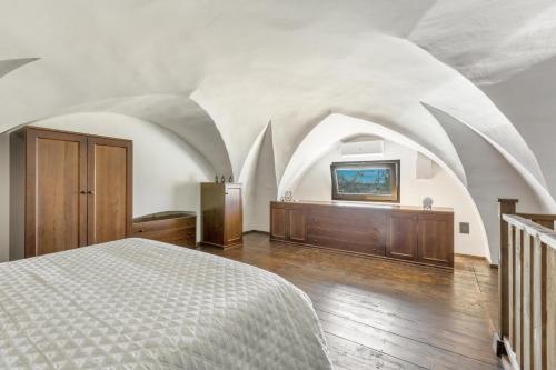 Schlafzimmer mit einem Bett und einem Flachbild-TV in der Unterkunft Villetta Mora by BarbarHouse in Torre Lapillo