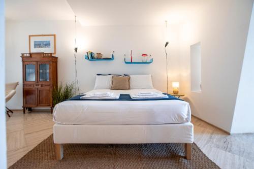 a bedroom with a large white bed in a room at La Casetta sul mare in Castellammare del Golfo