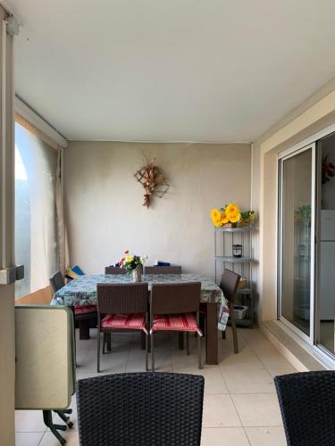 une salle à manger avec une table et des chaises dans l'établissement 3p, grd terrasse, jardin, centre-ville, 150m de la mer, à Algajola