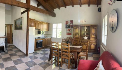 eine Küche mit einem Tisch und einem Esszimmer in der Unterkunft Etxezurialde ll in Valcarlos
