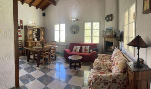 ein Wohnzimmer mit einem Sofa und einem Tisch in der Unterkunft Etxezurialde ll in Valcarlos
