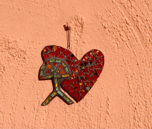 ozdoba w kształcie serca wisząca na ścianie w obiekcie Harbour lights townhouse w mieście Villaricos