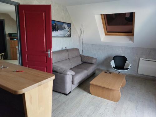 un salon avec un canapé et une table dans l'établissement bonne nuit, à La Chaussée-Saint-Victor