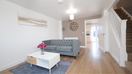 sala de estar con sofá y mesa en Central Getaway House with Parking, Garden, Wi-Fi, en Stafford