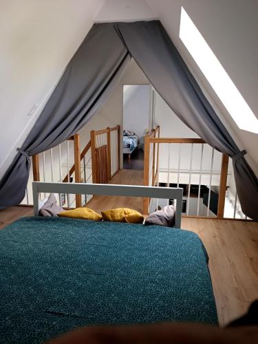 - un lit dans une chambre avec tente dans l'établissement Gîte des 3 marcassins, à Préaux