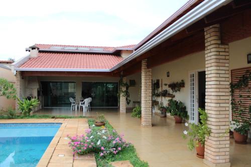 uma casa com uma piscina e um pátio em Casa bem localizada e de fácil acesso em Londrina