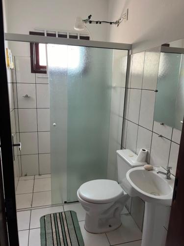 a bathroom with a toilet and a sink at Lindo Sítio na Serra Andradas a Poços de Caldas in Andradas