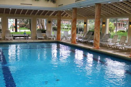 a swimming pool in a resort with chairs at Hermosa casa Minimalista en Solanas Vacation in Punta del Este