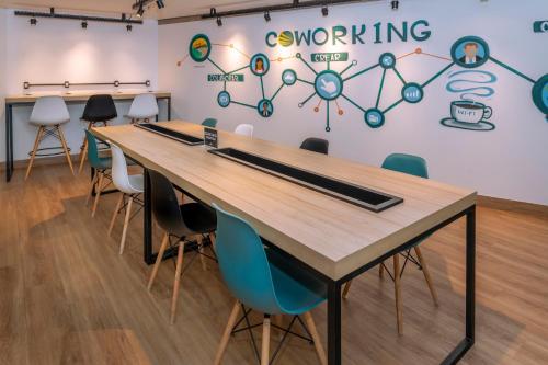 a conference room with a wooden table and chairs at Serhs Natal Grand Hotel & Resort in Natal