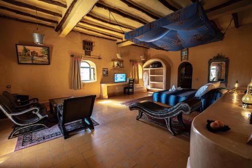 TV a/nebo společenská místnost v ubytování Kasbah Hotel Tombouctou