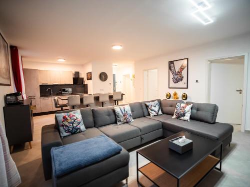 un salon avec un canapé et une table dans l'établissement Adalia lodge, à Yutz