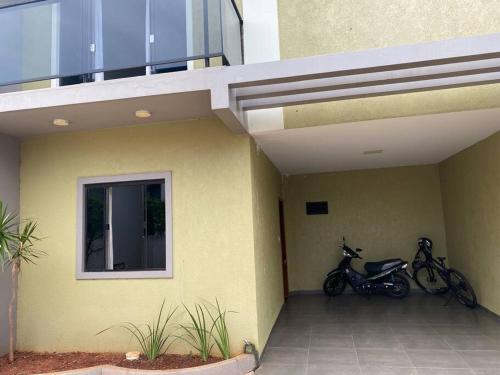 a motorcycle parked on the side of a building at Apartamento, Salto del Guaira in Salto del Guairá