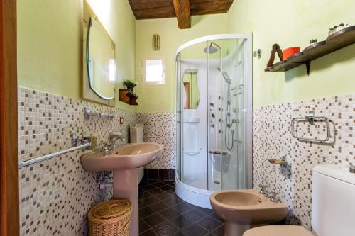 a bathroom with a sink toilet and a shower at [Colazza] Appartamento Gelsomino - La Casa dei Sogni in Colazza