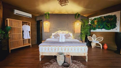 um quarto com uma cama grande num quarto em Unique Stays at Karuna El Nido - The Jungle Lodge em El Nido