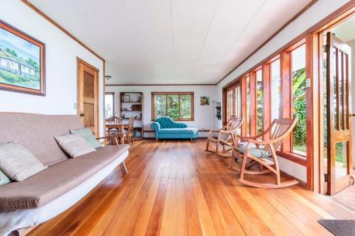 Ruang duduk di Refugio San Antonio - 1500 acre Private Preserve