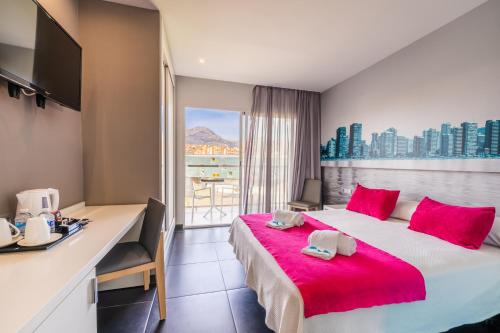 Cette chambre comprend un grand lit avec des oreillers rouges. dans l'établissement Hotel Agua Azul - Adults Only, à Benidorm