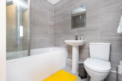 ein Badezimmer mit einem WC, einem Waschbecken und einer Badewanne in der Unterkunft Wakefield City Centre - Parking, Self Check-in, Wi-Fi, Workspace, Balcony - Families, Contractors, Long Stays - Alt-Stay in Wakefield