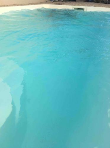 une grande piscine avec de l'eau bleue dedans dans l'établissement Villa charmante avec piscine à Saint-Gilles, à Saint-Gilles