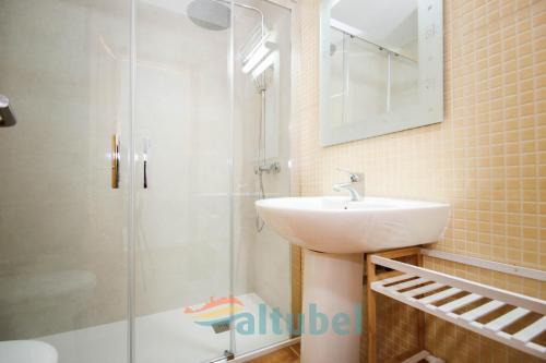 y baño con lavabo y ducha. en Apartamentos Barramundi, en Peñíscola