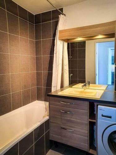 une salle de bain avec un lavabo et une baignoire et un lavabo dans l'établissement Le Mont Royal, à La Ciotat