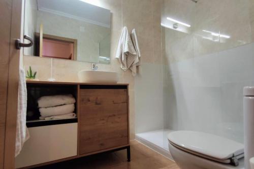 a bathroom with a sink and a toilet and a shower at ¡Espectacular apto con vistas al mar con Wifi! in Comarruga