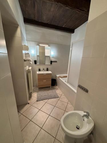 a bathroom with a sink and a toilet at -Ortaflats- Appartamento l'Isola in Orta San Giulio