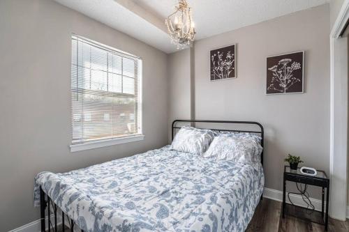 un dormitorio con una cama y una ventana en Downtown Columbia Apartment, en Columbia